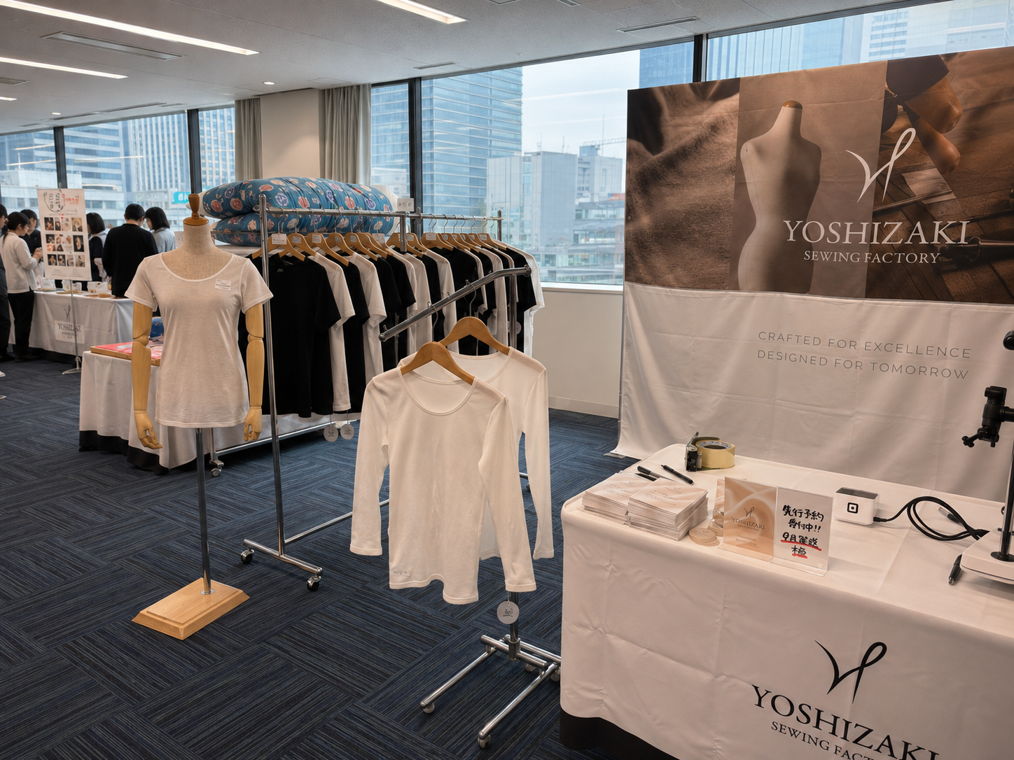 YOSHIZAKIブースで生地をご紹介する様子